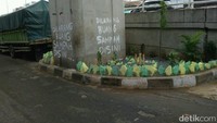 Ada juga tulisan di tembok yang berbunyi Dilarang Buang Sampah Di Sini. Kini tak ada warga yang berani membuang sampah di tempat tersebut. Foto: Kanavino/detikcom