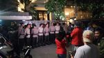 KPK Datang, Begini Ketatnya Pengawalan Polisi di Rumah Novanto