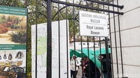 Lazienki Park dibangun pada abad ke-17 dengan nama Royal Baths Park karena berada di kompleks istana raja pada masa lampau. Sejak dibuka untuk umum pada tahun 1918, taman ini menjadi ikon Warsawa (Odilia/detikTravel)