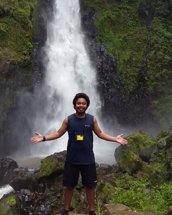 Kalau foto ini Is Payung Teduh sedang menikmati derasnya sebuah air terjun di Malino. Malino adalah kelurahan yang terletak di Kecamatan Tinggimoncong, Kabupaten Gowa, Sulawesi Selatan (Dok. pusakata/Instagram) Kalau foto ini Is Payung Teduh sedang menikmati derasnya sebuah air terjun di Malino. Malino adalah kelurahan yang terletak di Kecamatan Tinggimoncong, Kabupaten Gowa, Sulawesi Selatan (Dok. pusakata/Instagram)