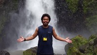 Kalau foto ini Is Payung Teduh sedang menikmati derasnya sebuah air terjun di Malino. Malino adalah kelurahan yang terletak di Kecamatan Tinggimoncong, Kabupaten Gowa, Sulawesi Selatan (Dok. pusakata/Instagram)