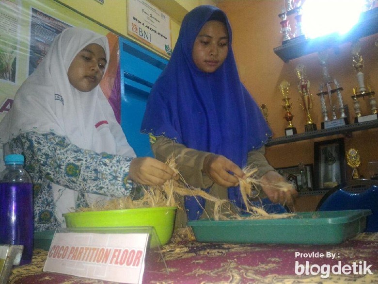 Wow! Pelajar di Lamongan Ini Ubah Sabut Kelapa Jadi Lantai Partisi Wow! Pelajar di Lamongan Ini Ubah Sabut Kelapa Jadi Lantai Partisi
