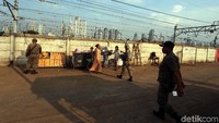 Pasca penertiban, kawasan tersebut dijaga oleh petugas Satpol PP.