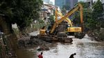 Lumpur Kali Krukut Dikeruk