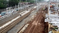 Proyek pembangunan peron Stasiun Buaran, Jakarta Timur, terus dikerjakan, Rabu (15/11/2017).