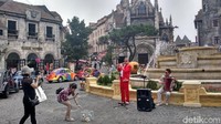 Bukan cuma arsitektur bangunannya saja yang bule, tapi di sini juga banyak bule betulan. Bule-bule ini bukan hanya menjadi turis, tapi mereka juga melakukan pertunjukan jalanan (Danu Damarjati/detikTravel)