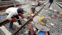 Pekerja menambah jalur kereta untuk proyek double double track Manggarai-Cikarang.