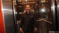 Pukul 21.50 WIB, pengacara Novanto Fredrich Yunadi keluar dari rumah Novanto. Dia hendak mengambil surat kuasa di mobilnya. Kemudian dia masuk lagi ke rumah Novanto.  Terlihat dari jendela, penyidik KPK duduk di sofa dan terlibat perbincangan. (Ilustrasi foto Fredrich: Lamhot Aritonang/detikcom)