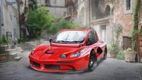 Mobil terbaik Ferrari, LaFerrari dikawinkan dengan mobil yang disebut sebagai paling buruk dari Fiat, Fiat Multipla. Mobil LaFiat memiliki sasis Ferrari tapi kacanya menggunakan kaca mobil Fiat Multipla. Istimewa/ClickMechanic.