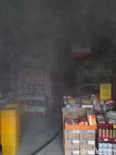Gudang minimarket di Jalan Sememi terbakar/