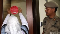 Kegiatan ini dilakukan pertama kalinya di Indonesia sebagai bentuk upaya pelaksaan UU No 24 tahun 2011 tentang Badan Penyelenggara Jaminan Sosial. Stiker Hijau untuk perusahaan terdaftar sedangkan merah untuk perusahaan belum terdaftar.