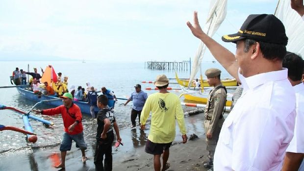 Wabup Banyuwangi mengantar sesaji yang dilarung 