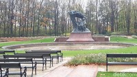 Monumen Frederic Francois Chopin atau Pomnik Chopina ada di dalam Botanical Garden di Lazienki Park. Taman seluas 78 hektar ini ada di pusat Kota Warsawa, Polandia (Odilia/detikTravel)