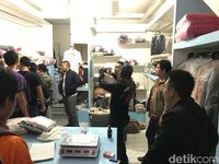 Suasana di lokasi laundry saat polisi menangkap Badrun