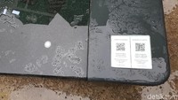 Taman ini punya fasilitas tombol pemutar penggalan lagu Chopin di bagian dengan marmer hitam. Kalau belum puas Anda bisa scan QR code yang ada di sudut bangku untuk mendapatkan info, gambar dan lagu Chopin (Odilia/detikTravel)