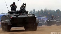 Selain itu, ada juga pembacaan sejarah singkat dan Dharma Bakti Korps Marinir, serta yel-yel pasukan.