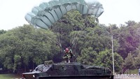 Penerjun mendarat di atas tank.