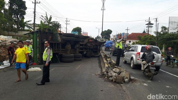 Truk terguling menutup badan jalan/