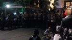 KPK Datang, Begini Ketatnya Pengawalan Polisi di Rumah Novanto