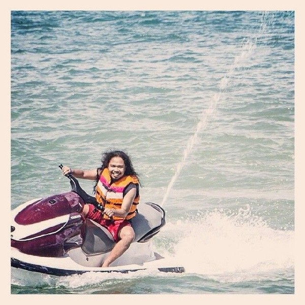 Laut benar-benar menaklukkan hati vokalis Payung Teduh. Is terlihat bermain air menggunakan motorboat (Dok. pusakata/Instagram) Laut benar-benar menaklukkan hati vokalis Payung Teduh. Is terlihat bermain air menggunakan motorboat (Dok. pusakata/Instagram)