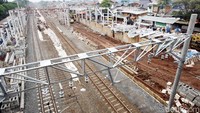 Peron stasiun diperlebar demi memberikan kenyamanan dan keamanan bagi pengguna transportasi kereta api.