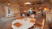 Rumah ini milik Legenda TV Amerika Serikat yang telah meninggal tahun 2012 silam. Istimewa/Boredpanda.