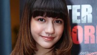 Aktris berusia 16 tahun itu terlihat lebih dewasa. Pool/Ismail/detikFoto.