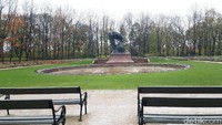 Ikon taman ini adalah patung Chopin dengan pose duduk di bawah naungan pohon willow, dikelilingi taman bunga mawar. Monumen ini dibuat oleh Waclaw Szymanoski pada tahun 1907 untuk memperingati ulang tahun ke-100 Chopin (Odilia/detikTravel)