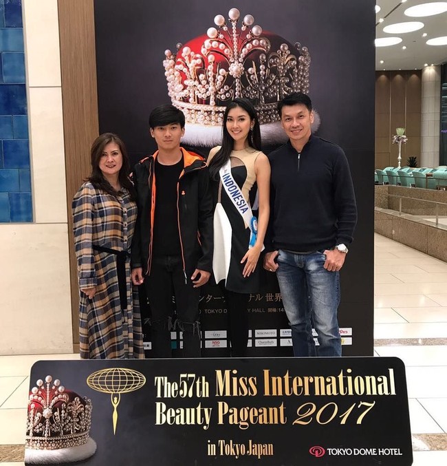Wakil dari Indonesia Kevin Liliana berhasil menjadi pemenang di ajang Miss International 2017. Tak hanya penampilan Kevin yang kini tengah disorot, sang ayah Eddie Foe juga mencuri perhatian netizen karena kegantengannya. Foto: dok. Instagram