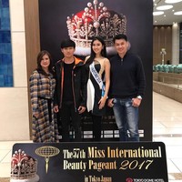 Wakil dari Indonesia Kevin Liliana berhasil menjadi pemenang di ajang Miss International 2017. Tak hanya penampilan Kevin yang kini tengah disorot, sang ayah Eddie Foe juga mencuri perhatian netizen karena kegantengannya. Foto: dok. Instagram