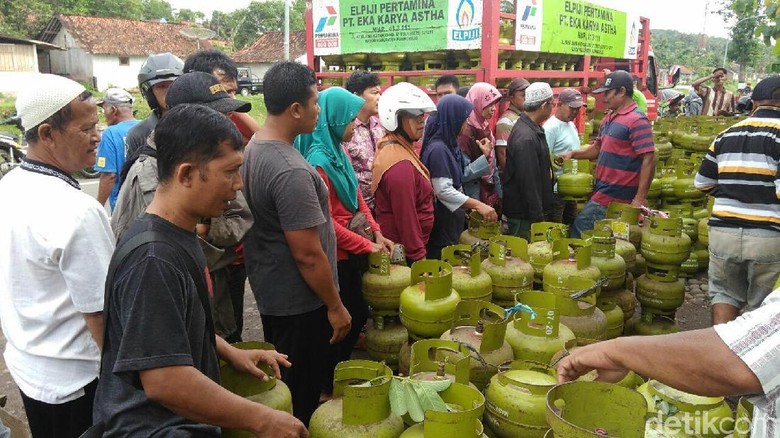 Di Purworejo, Tabung Gas Elpiji 3 Kg Masih Jadi Rebutan Di Purworejo, Tabung Gas Elpiji 3 Kg Masih Jadi Rebutan