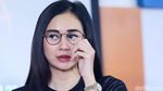 Aura Kasih tampil Berkacamata, Yay or Nay?