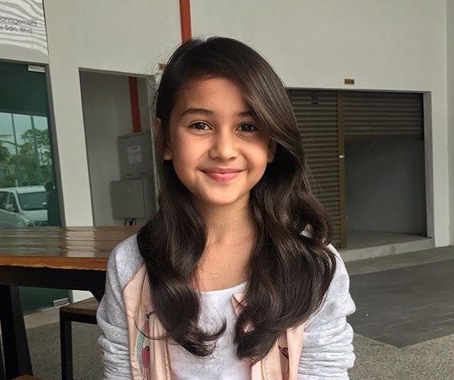 Sandrinna Michelle Skornicki artis cilik yang satu ini memiliki wajah blasteran campuran Amerika Serikat dan Jawa. Selain pernah memerankan sinetron Duyung ternyata Sandrianna juga pernah memerankan film layar lebar berjudul Danur. Foto: Instagram