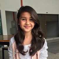 Sandrinna Michelle Skornicki artis cilik yang satu ini memiliki wajah blasteran campuran Amerika Serikat dan Jawa. Selain pernah memerankan sinetron Duyung ternyata Sandrianna juga pernah memerankan film layar lebar berjudul Danur. Foto: Instagram