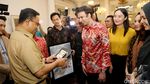 Saat Para Pemain AAC2 Selfie dan Seru-seruan Bersama Anies-Sandi