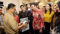 Mereka datang untuk mengundang Gubernur Anies Baswedan dan Wakilnya Sandiaga Uno untuk hadir di Gala Premiere film tersebut.