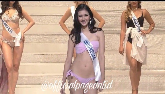 Ini aksi wanita yang juga Puteri Indonesia Lingkungan 2017 ketika memeragakan bikini dalam malam final. Foto: Instagram