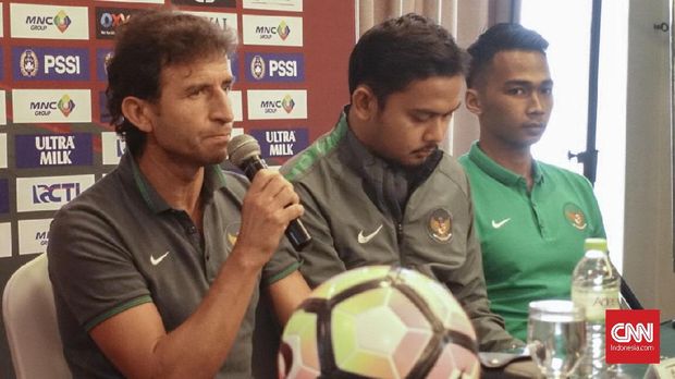 Luis Milla (kiri) bersedia kembali melatih Timnas Indonesia. (