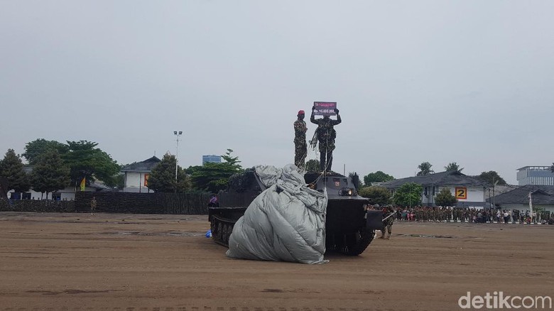 KSAL Beri Hadiah ke Penerjun yang Bisa Mendarat di Atas Panser KSAL Beri Hadiah ke Penerjun yang Bisa Mendarat di Atas Panser
