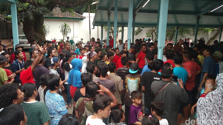 Serunya Tradisi Saweran Tawurji di Keraton Kanoman Cirebon
