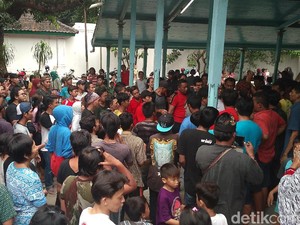 Serunya Tradisi Saweran Tawurji di Keraton Kanoman Cirebon
