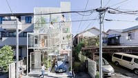 Rumah transparan itu berada di antara rumah normal lainnya di Tokyo. Istimewa/boredpanda.