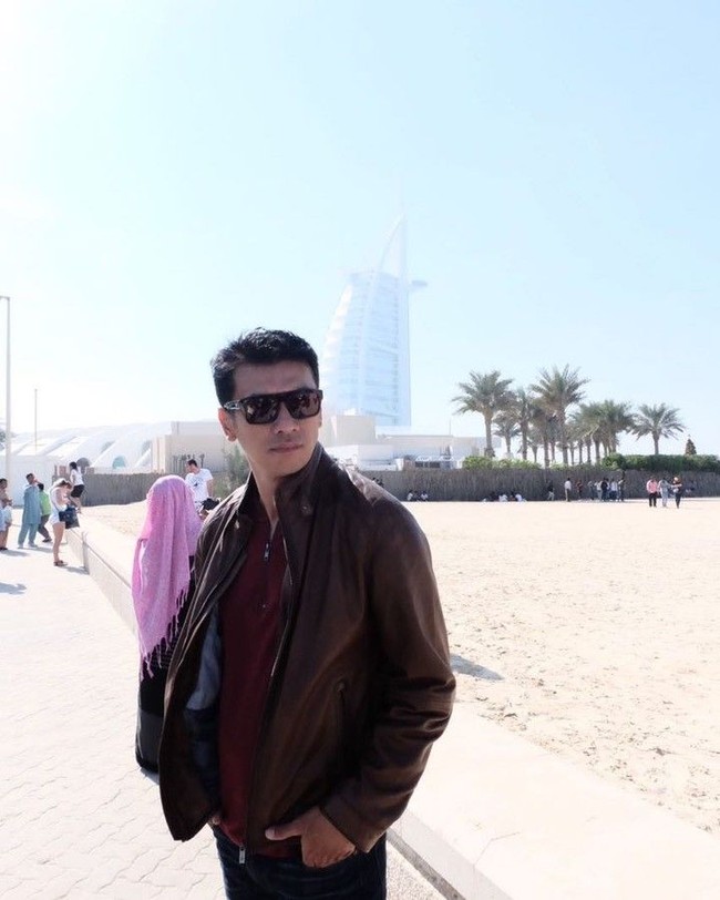 Gaya ayah Kevin Liliana bak seorang model. Ayah Eddie Foe pun pandai berpose fierce di depan kamera.  Foto: dok. Instagram