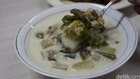 Sayur lodeh yang gurih manis cocok dinikmati dengan sambal dan nasi.