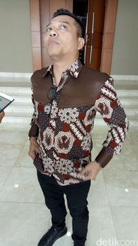 Gaya Milenial Anang Hermansyah Pakai Sneaker ke Paripurna DPR