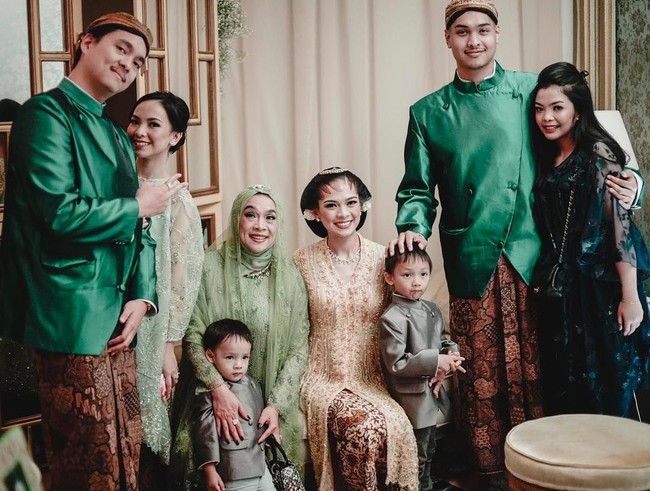 Mesty Ariotedjo memilih siluet kebaya klasik dengan panjang selutut di malam Midodareni. Di antara anggota keluarga yang berbusana hijau, warna nude dari kebaya calon pengantin membuatnya tampil standout. Kebaya dengan detail payet Mesty dirancang oleh desainer senior Biyan Wanaatmadja. Foto: Dok. Instagram