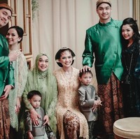 Mesty Ariotedjo memilih siluet kebaya klasik dengan panjang selutut di malam Midodareni. Di antara anggota keluarga yang berbusana hijau, warna nude dari kebaya calon pengantin membuatnya tampil standout. Kebaya dengan detail payet Mesty dirancang oleh desainer senior Biyan Wanaatmadja. Foto: Dok. Instagram