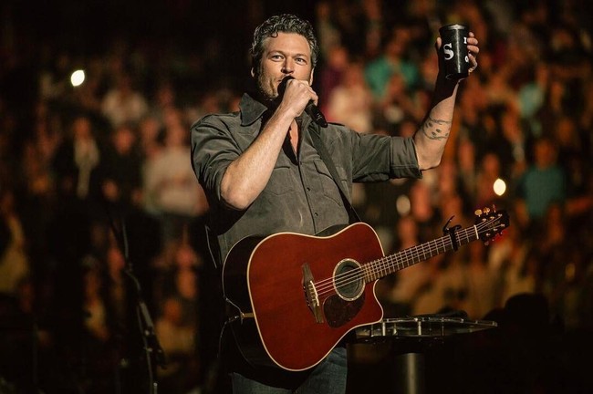 Saat kecil penyanyi country Blake Shelton sangat suka menangkap serangga dan kodok lalu membawanya ke rumah. Ibunya pun menjuluki tunangan Gwen Stefani ini denga Toad alias kodok. Foto: Instagram/blakeshelton