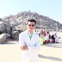 Duh, ganteng banget pakai baju koko. Momen ini saat keluarga Kevin Liliana tengah umrah. Foto: dok. Instagram