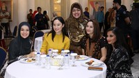 Mereka juga menyempatkan untuk makan malam bersama.